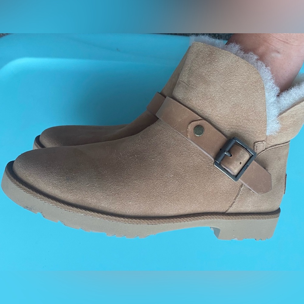 NWOT-Women’s size 6 UGG boots